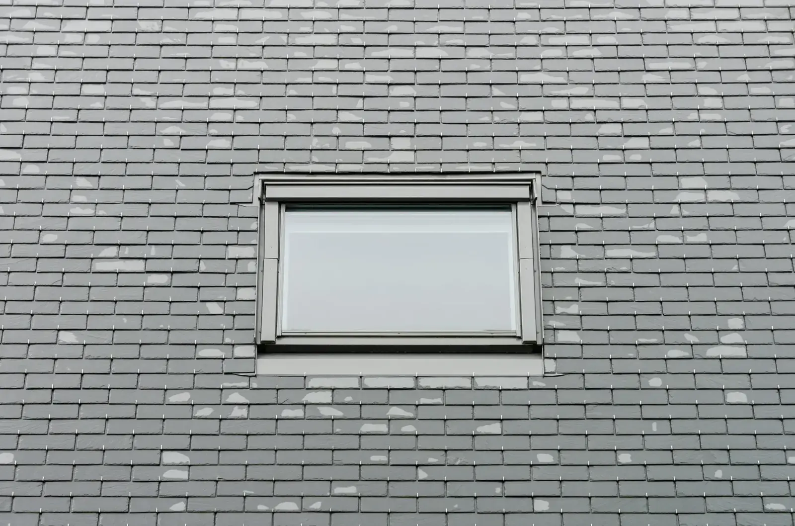 Fenêtre de toit Velux intégrée dans une toiture ardoise